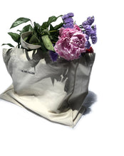 Load image into Gallery viewer, Borsa shopping bianca con ricamo *LIMITED EDITION
