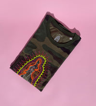 Load image into Gallery viewer, T-shirt camouflage con ricamo grande fluo
