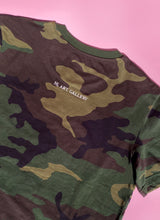 Load image into Gallery viewer, T-shirt camouflage con ricamo grande fluo
