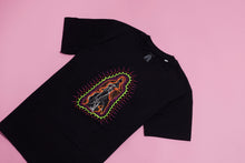Load image into Gallery viewer, T-shirt nera con ricamo grande fluo

