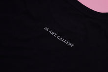 Load image into Gallery viewer, T-shirt nera con ricamo grande bianco-oro
