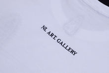 Load image into Gallery viewer, T-shirt bianca con ricamo piccolo nero-oro
