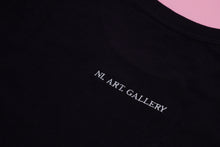 Load image into Gallery viewer, T-shirt nera con ricamo grande fluo
